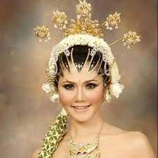 Riasan dan busana pada pengantin sunda tidak pernah lepas dari berbagai arti yang terkandung di dalamnya. Jual Set Melati Ronce Pengantin Jawa Solo Jogja Sunda Siap Pakai Jogja Putri Kota Yogyakarta Bagusbabyfashion Tokopedia