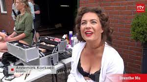 Gelukkig is er aan aandacht geen gebrek. Boerin Annemiek Koekoek Staat Straks In De Boerinnenkalender Youtube