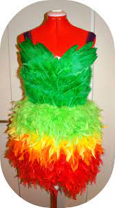 Das kostüm hat einen guten zustand. Amazing Diy Parrot Dress Halloween Costume Just Like How I Met Your Mother Papagei Kostum Papagei Kostum Damen Kostume Damen