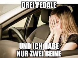 Meme Drei Pedale Und Nur Zwei Beine Frau Verzweifelt Beim Autofahren Facebook Humor Lustige Tweets Blondinen Witz