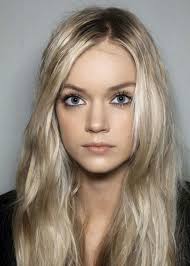 wunderschone frau mit mittellangen blonden haaren kuhle nuance in 2021 lange blonde haare haarfarben frisuren