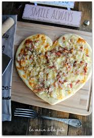 Pizza En Forme De Coeur Ou Non Garnie De Creme Lardons Et Mozzarella Recettes De Cuisine Mozzarella Recette Lardon