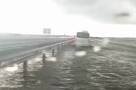 Под водой оказались дороги и тротуары. Iz Za Livnya Zatopilo Chast Trassy Tavrida Vozle Kerchi Mk