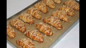 كرواسون مورق باسهل و اسرع طريقة هشة و رطبة وبمكونات متواجدة بكل بيت Youtube Food Sausage Bread