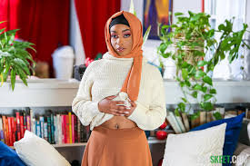 ▷ Lily Starfire in Shy Hijab Girl Learns All About a Weird American  Tradition (Photo 2) | Team Skeet