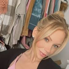 Lindsey Howe's Instagram, Twitter & Facebook