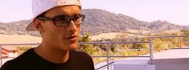 Skatista brasileiro constrói própria rampa para poder treinar em casa