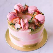 They may be small in size, but they're major in flavor and in style. Gold Marbled Cake With Macarons And Strawberries