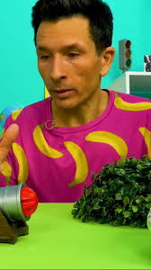 Vidéo en français pour enfants. Robocars Poli et Ambre en jouets.  Construction d'un château de sable