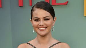 Selena Gomez toute en simplicité et en élégance, elle dévoile ses jambes  dans une petite robe noire scintillante