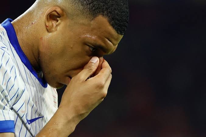 Cómo deberá ser la máscara de Mbappé según la FIFA :: Olé - ole.com.ar