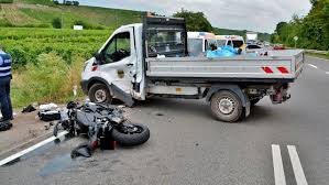 Motorradfahrer Bei Unfall Schwer Verletzt Motorrad Fahren Radfahren Unfall
