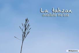 Maksudnya adalah orang yang sedang dalam musibah ataupun mendapatkan cobaan maka tak di biarkan untuk bersedih. La Tahzan Innallaha Maana Photos Facebook