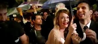 Η γνωστή ηθοποιός πριν από λίγες μέρες έφερε στον κόσμο τον καρπό του έρωτά της με τον αγαπημένο της, κωνσταντίνο πάντο. Pantreythke H H8opoios Lena Papalhgoyra Ta Prwta Binteo Apo Ton Gamo Ths Binteo Makeleio Gr