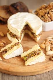 Camembert Farci Aux Noix Pistaches Et Figues Elle Mijote Quelque Chose Recette Recette Camembert Figues Recettes Noel