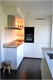 Keuken Kast Ruimte In Speciaal Voorraden Van Greeploze Strakke Keuken In Hoogglans Wit Strakke Keuken Kuche Ecklosung Kuche Moderne Kuche