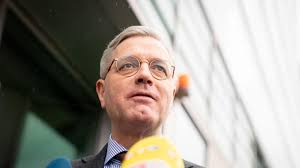 Den familien, die angehörige verloren haben, plötzlich insolventen unternehmern. Kunftiger Parteivorsitz Rottgen Fur Cdu Mitgliederbefragung Zdfheute