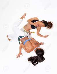 Las Niñas En El Baile Brasileño De Artes Marciales 