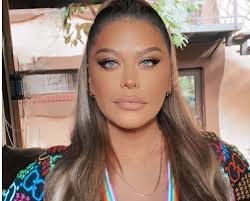 Loredana groza's income source is mostly from being a successful pop singer. Loredana Groza I A Ingrijorat Pe Fani AceÈ™tia Sunt IngroziÈ›i Clair Ro