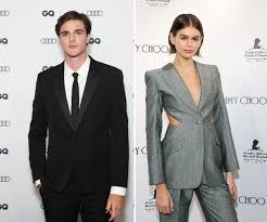 Born on february 15 #4. Nach Zendaya Flirt Datet Kissing Booth Jacob Kaia Gerber Promiflash De