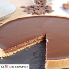 Repost Ludo Pastryfreak C H O C O L A T E Une Pate Sucree Une Ganache Au Chocolat Ultra Fondante Et Bim On Fait Une Tarte Au Fun Desserts Desserts Food