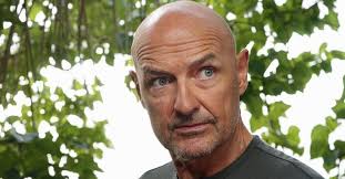 Que pensez-vous de John Locke ? C'est mon 2ème personnage préféré après  Desmond : r/lost
