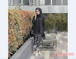 Pada bagian lengan anda akan tertutupi dengan lengan yang terbuat dari bahan kaos dengan warna yang senada dengan gamis ini. Baju Kebaya Brokat Atasan Blouse Asimetris Hitam Fashionsista Co Model Model Fashion Terbaru 2021