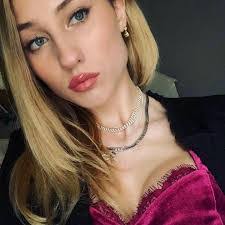 Caroline Bowers's Instagram, Twitter & Facebook