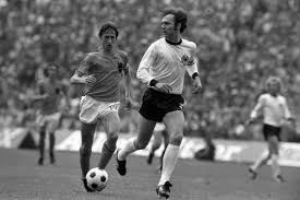König johan nannten sie ihn, obwohl er einem arbeiterviertel entstammte. Franz Beckenbauer From Germany Versus Johan Cruyff From The Netherlands Photographic Print For Sale