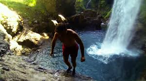Herzlich willkommen im hotel klausenpass. Sprung In Den Wasserfall Berglistuber Im Glarnerland Youtube