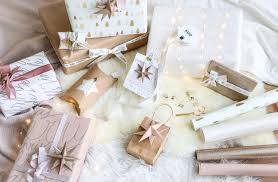Hierfür legst du das geschenk am besten einmal auf das papier, um abzuschätzen, ob du. Bald Ist Weihnachten Schone Geschenk Verpackungen Schon Bei Dir By Depot