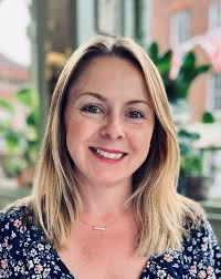 Stephanie Canavan's Instagram, Twitter & Facebook