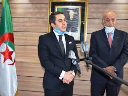 وتجدر الإشارة، إلى أن الرئيس الجزائري، عبد المجيد تبون التزم بتمويل حملة المترشحين المستقلين الأقل من 40 سنة، في مسعى إلى إبعاد المال الفاسد من العمل السياسي. ÙˆØ²ÙŠØ± Ø§Ù„Ø´Ø¨Ø§Ø¨ ÙˆØ§Ù„Ø±ÙŠØ§Ø¶Ø© Ø§Ù„Ø¬Ø²Ø§Ø¦Ø±ÙŠ ÙŠØ¤ÙƒØ¯ ØµØ¹ÙˆØ¨Ø© Ø¹ÙˆØ¯Ø© Ø§Ù„Ø±ÙŠØ§Ø¶Ø§Øª Ø§Ù„Ø¬Ù…Ø§Ø¹ÙŠØ© Ø§Ù„ØªÙŠØ§Ø± Ø§Ù„Ø§Ø®Ø¶Ø±