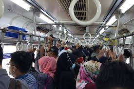 Ini ada kes orang meninggal dalam kereta sebab tidur dalam kereta sambil buka aircond. Siasat Pekerja Hindari Krl Padat Rela Terlambat Hingga Pulang Lebih Malam Agar Selamat Halaman All Kompas Com