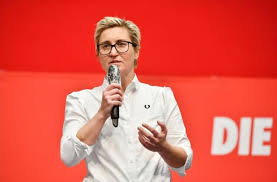 Die welt ist tatsächlich groß genug, dass man sich in vernünftigen zeiten mit einer randnotiz wie ihnen nicht beschäftigten muss. Susanne Hennig Wellsow Tragt Fred Perry Linke Mit Verdachtigem Logo Panorama Stuttgarter Zeitung