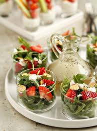 Salat Mit Rukola Und Erdbeeren Im Glas Leichte Vorspeisen Raffinierte Vorspeisen Brunch Ideen