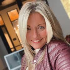 Deanna Dees's Instagram, Twitter & Facebook