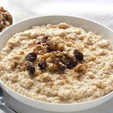According to the american academy of allergy, asthma, and immunology (aaaai), oat allergy symptoms may include itching to the mouth and throat and increased heart rate, although individual symptoms may vary.10﻿ if you are allergic to oats, you may have to watch out for skincare products containing oatmeal, in addition to food products. Why Oatmeal Might Make You Gain Weight Self