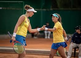 Women's doubles, round 1, dabrowski/fichman v pigossi/stefani. Bia Maia E Luisa Stefani Campeas Da Variante De Pares Do Itf De Ilkley