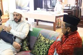 Diberi gelar syekh oleh salah seorang jurinya syekh ali jaber seorang ulama besar imam madinah. Mahfud Md Syekh Ali Jaber Ulama Besar Rendah Hati Republika Online