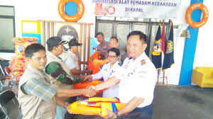 Jenis alat pemadam kebakaran dapat dikelompokan menjadi dua, yaitu alat pemadam kebakaran ringan dan berat. Ksop Muara Angke Sosialisasi Penggunaan Alat Pemadam Kebakaran Di Kapal Ocean Week