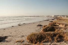 Watersedge 21 apartment ligt in melkbosstrand en biedt een buitenbad en uitzicht op zee. Melkbosstrand West Coast Way