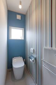 ブルーのストライプで清潔感のあるおトイレ トイレ 壁紙 おしゃれ トイレ 壁紙 家