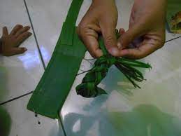 Daun pisang banyak dimanfaatkan sebagai pembungkus mau pun wadah untuk sejumlah jenis makanan tradisional di indonesia. Bikin Orang Orangan Dari Daun Pisang