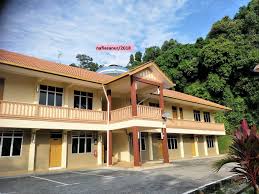 Jika ada warga emas, memang mengeluh panjanglah bila lihat tangga yang sedikit curam naik ke tempat penginapan rumah peranginan persekutuan tasik kenyir ni. Rumah Transit Port Dickson