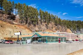 Use the links below to view pictures of each pet friendly hotel, vacation rental, bed and breakfast, and campground in town. 56 Best Verified Pet Friendly Hotels In Black Hills Badlands With Weight Limits Pet Fees