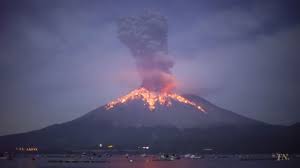 Sementara warga yang lain nampak mengungsi ke pos pemantauan gunung semeru yang berada di gunung sawur, desa sumberwuluh, kecamatan candipuro. Semeru Meletus Luncurkan Awan Panas Hingga Sejauh 3 000 Meter Cerdik Indonesia