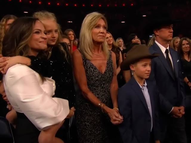 George Strait's grandkids watch as he accepts CMA lifetime achievement  award - ABC News