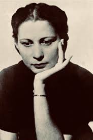 Aquí está el mejor poema del mundo mundial: "Ya las gentes murmuran que yo  soy tu enemiga porque dicen que en verso doy al mundo tu yo. Mienten, Julia  de Burgos. Mienten,