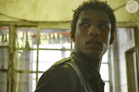 Foto: Joy (Lara Tremouroux) tem morte trágica e desespera Ravi (Juan Paiva)  na novela 'Um Lugar ao Sol'